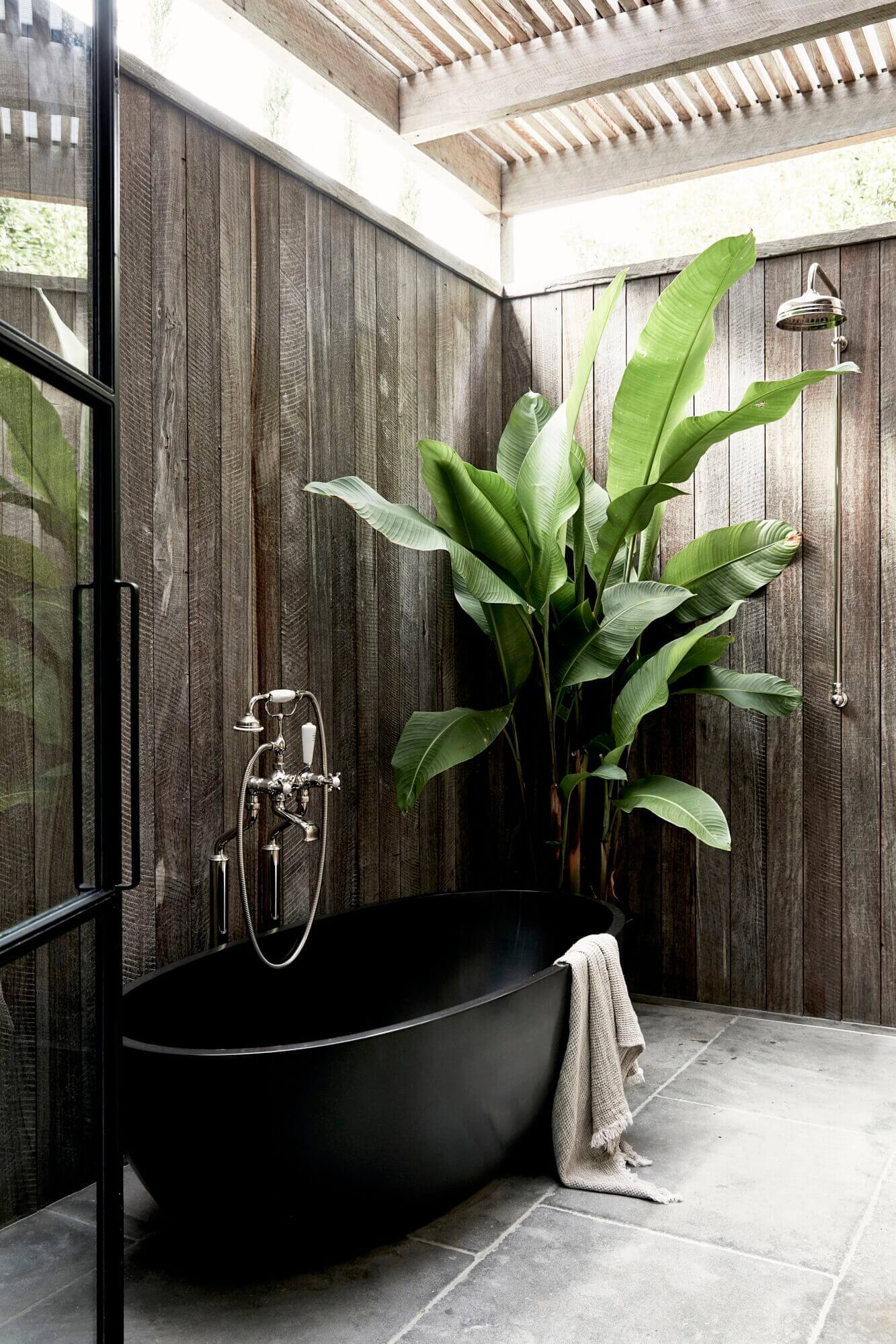Indoor/outdoor ensuite at The Cabin, Byron Beach Abodes