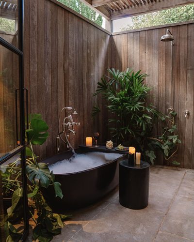 Indoor-outdoor ensuite at The Cabin, Byron Beach Abodes