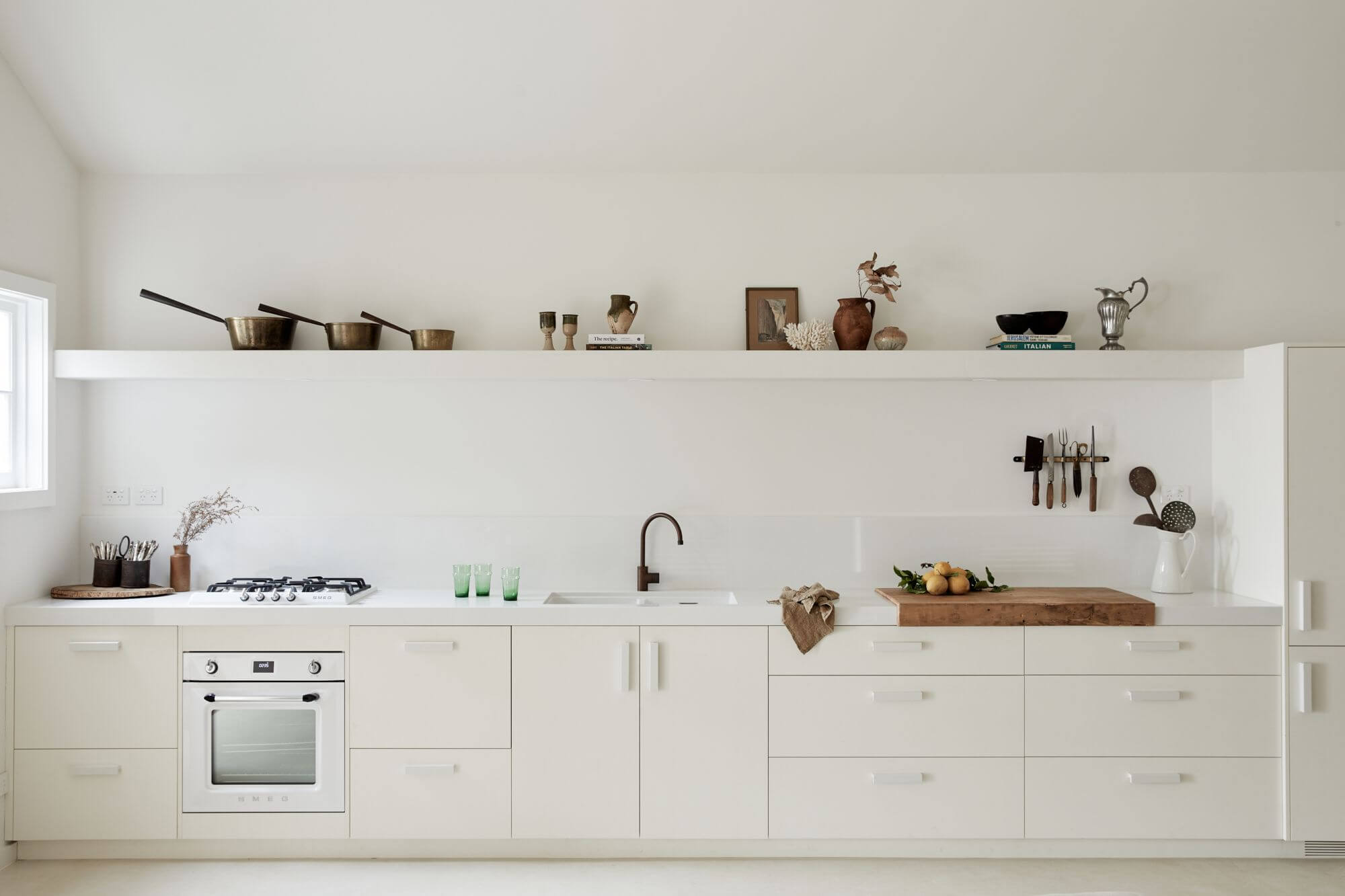 Le Viti Barn Newrybar: Off-white single-line kitchen with open shelves and an ecelctic mix of decor on display