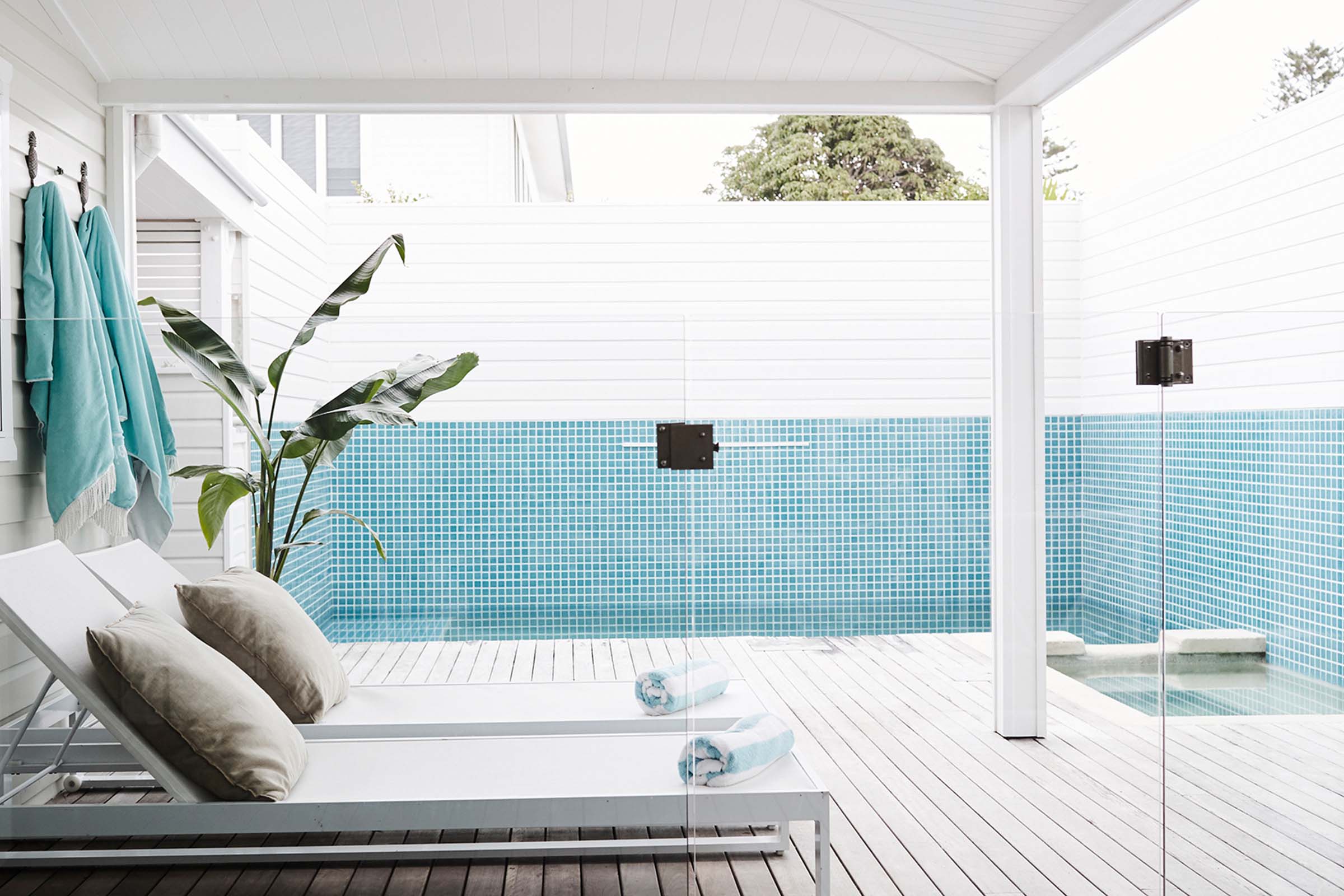 The plundge pool and spa at The Cottage, Byron Beach Abodes